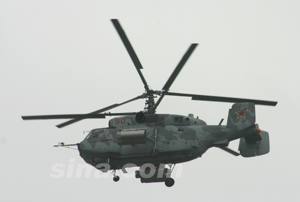 图文：俄卡-29战斗运输直升机擦肩而过