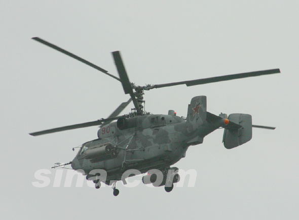 图文：俄海军卡-29战斗运输直升机接受检阅