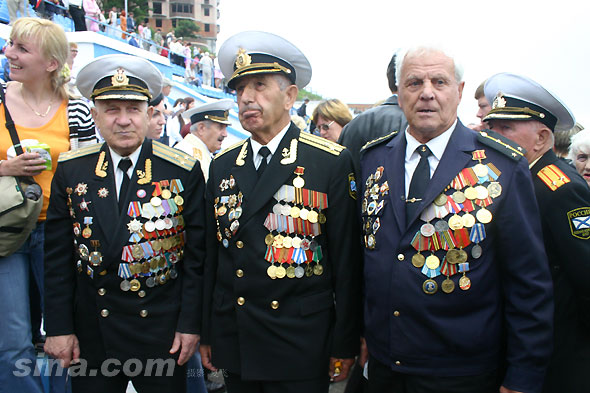 图文：俄罗斯太平洋舰队老兵三人合影