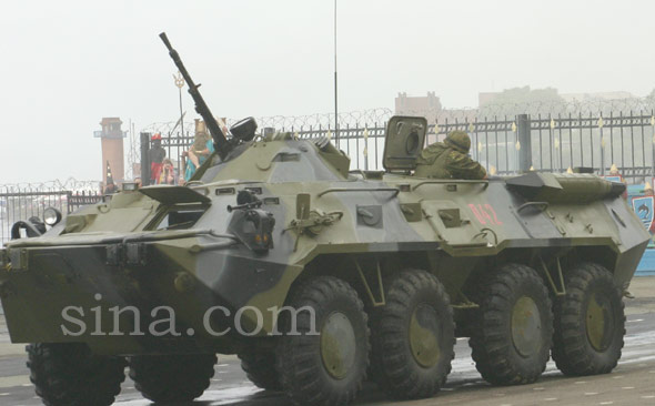图文：俄第55陆战师士兵演练夺取BTR-80战车(2)