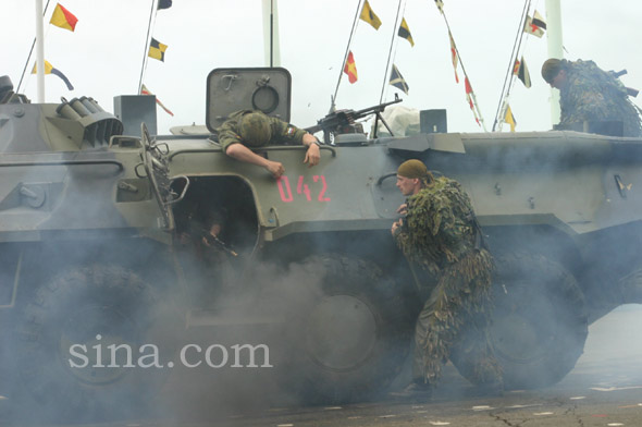 图文：冲上BTR-80战车消灭车载人员
