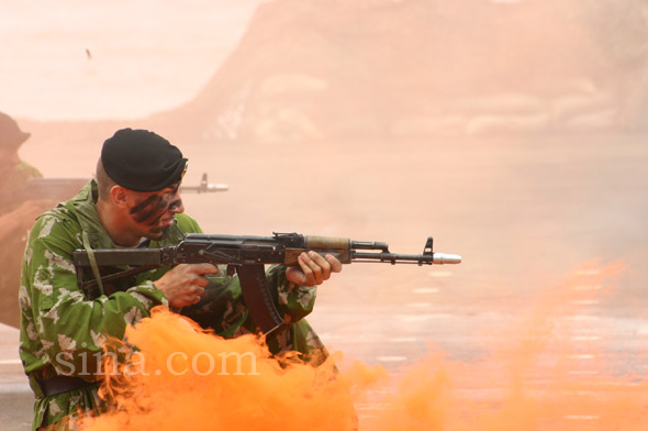 图文：俄海军陆战队士兵开火掩护战友进攻