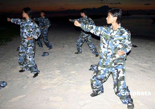 图文：海军南海舰队陆战队女兵沙滩夜训