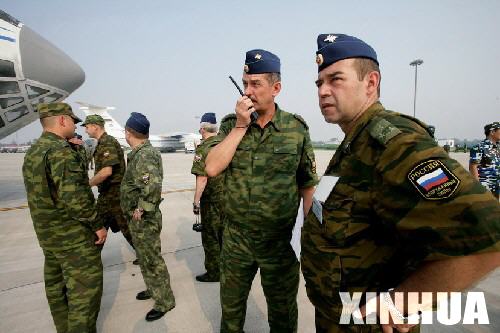 组图:参加军演的俄罗斯空军部队在机场集结待命