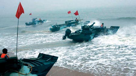 图文：我军水陆两栖装甲部队进行海训