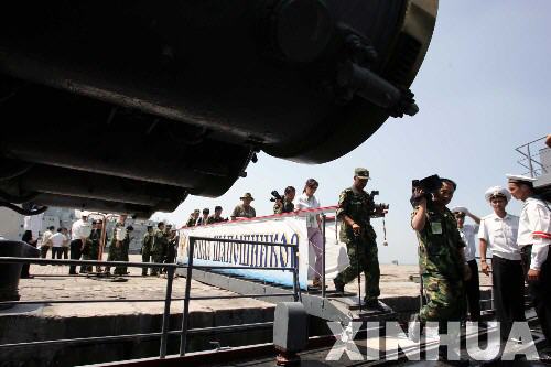 图文：中国记者登上大型反潜舰
