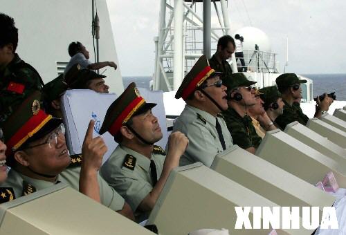 图文：中俄两国将领在青岛观看海上封锁实兵演习