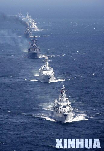 图文：中俄海军舰艇编队航行