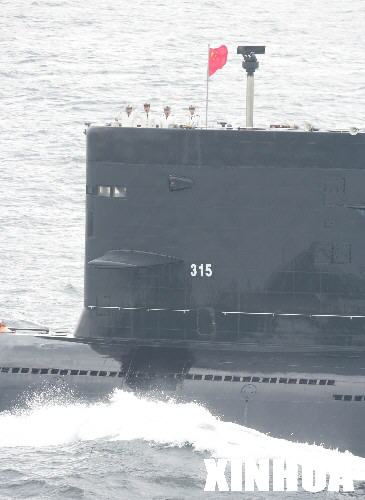图文：中国海军新型宋级常规潜艇接受检阅