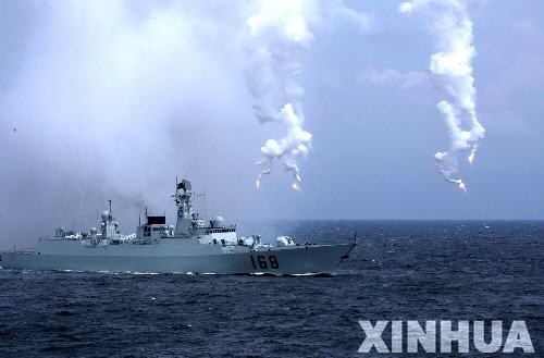 图文：中国导弹驱逐舰发射电子干扰弹