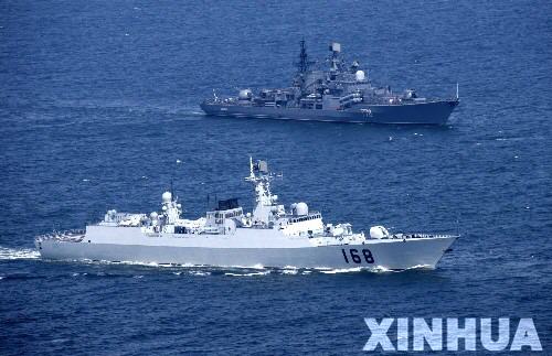 图文：中俄海军导弹驱逐舰在实施海上协同