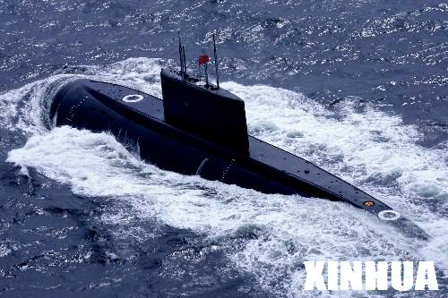 图文：中国海军潜艇在海上快速机动