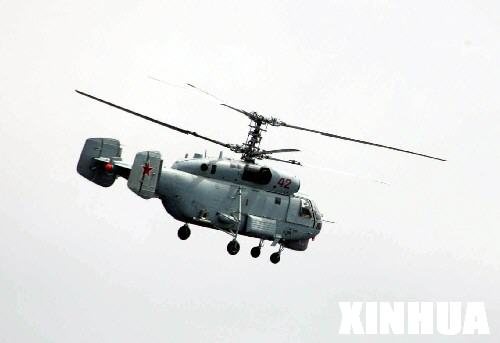 图文：中国海军卡-28舰载直升机搜索敌潜艇