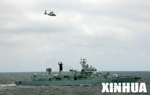 图文：中方舰载直升机配合舰艇搜索敌舰艇
