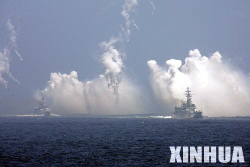 图文：中国海军舰艇编队在联合军演中发射干扰弹