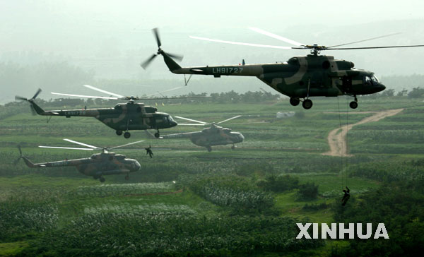 图文：参加两栖登陆演练的中国特战队员实施绳降