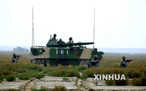 图文：中国空降兵与步兵车协同作战