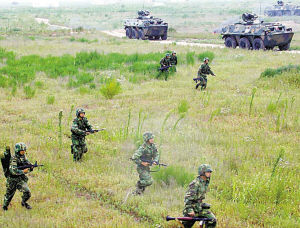 图文：中国装甲步兵围歼残敌