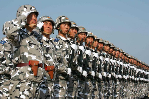 图文：中国空降兵部队在演习结束后接受检阅