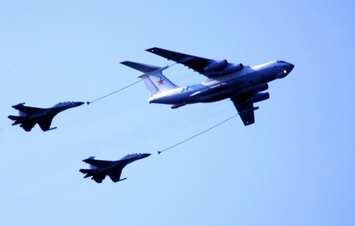 图文：俄伊尔-78加油机与中国歼击机组成编队