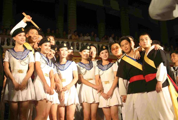 图文:身着传统服装的韩国军人与歌舞团女兵合