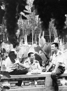 葡萄架下红军团(组图)