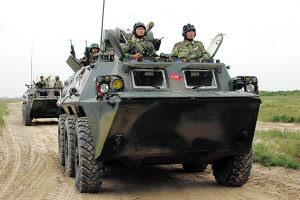 全军第一支机步团新型轮式步战车协同训练(图)