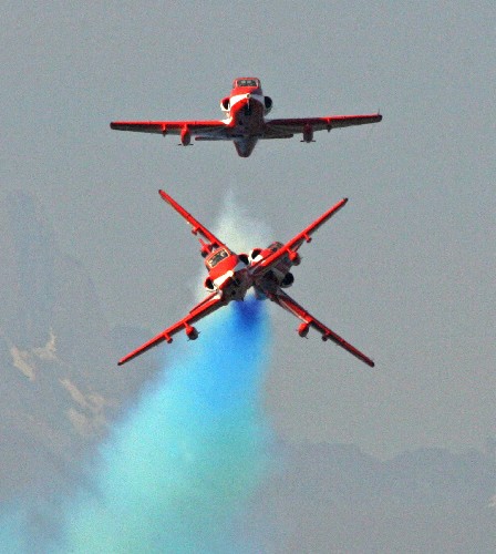 图文：印度空军在斯利那加举行飞行表演