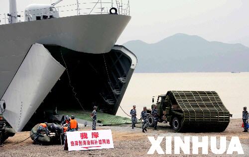 组图：解放军滩对舰军需油料补给首获成功