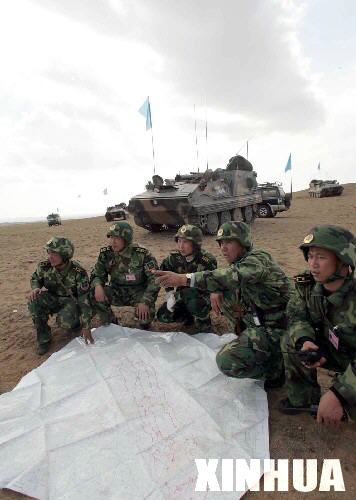 组图：蓝军指挥人员在战场研究红军态势