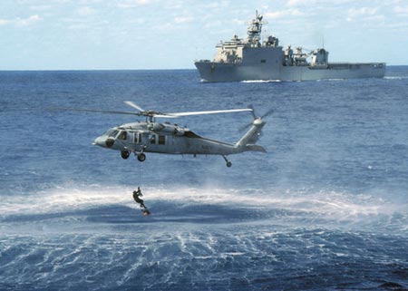 台海军反潜直升机夜间训练坠海1死2失踪(图)