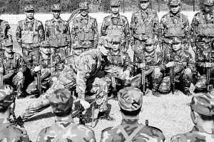 解放军新型武教头活跃演兵场提高战斗力(图)