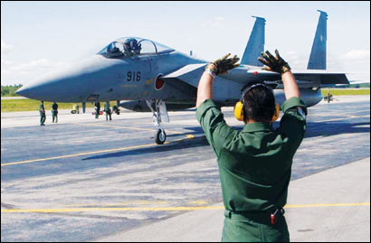 日本将在冲绳部署F-15抗衡解放军歼-10(组图)
