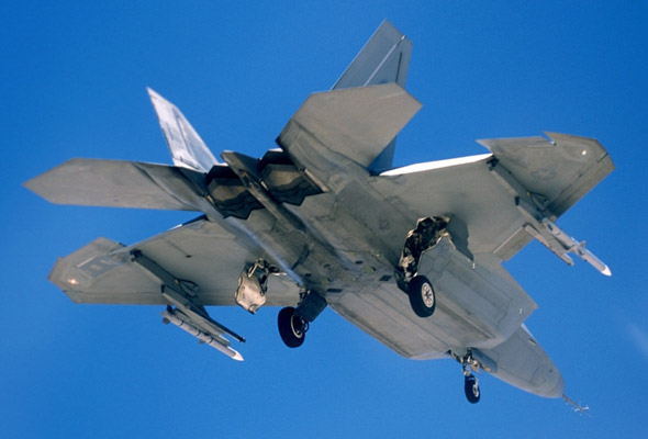 F-22A战机首次发射实战用AIM-120导弹(图)