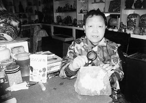 军营人物：一对父子兵两个石头迷(附图)