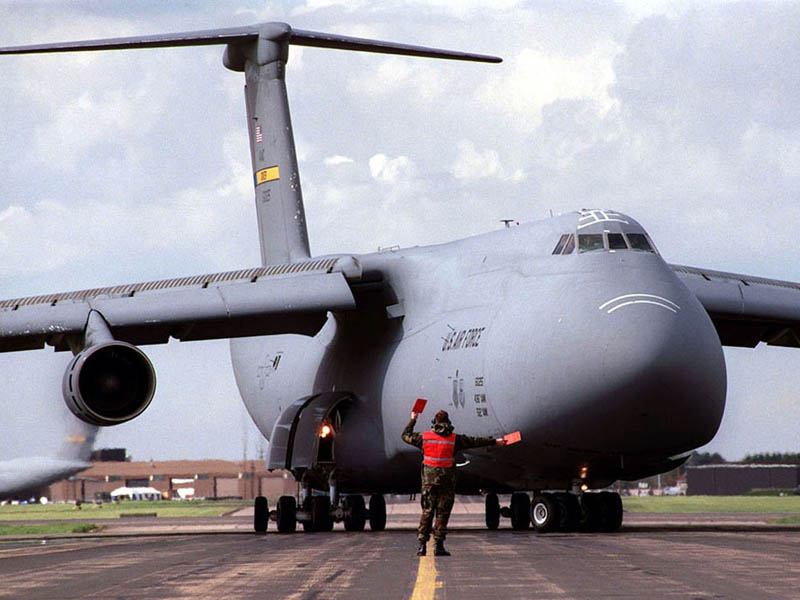 美国空军一架C-5“银河”运输机在起飞时坠毁(11)