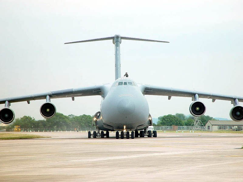 美国空军一架C-5“银河”运输机在起飞时坠毁(8)