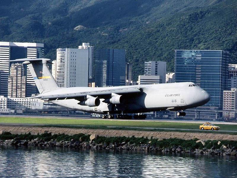 美国空军一架C-5“银河”运输机在起飞时坠毁(5)