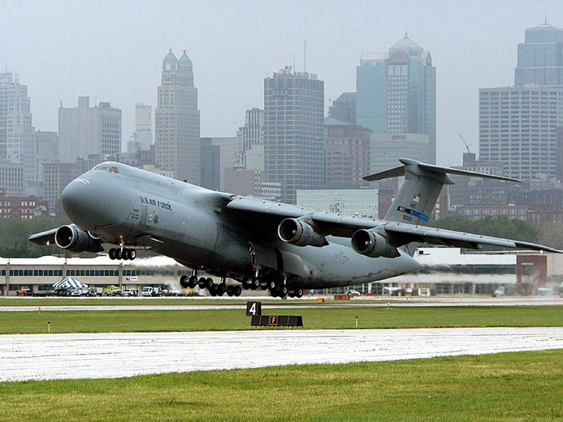 美国空军一架C-5“银河”运输机在起飞时坠毁(3)