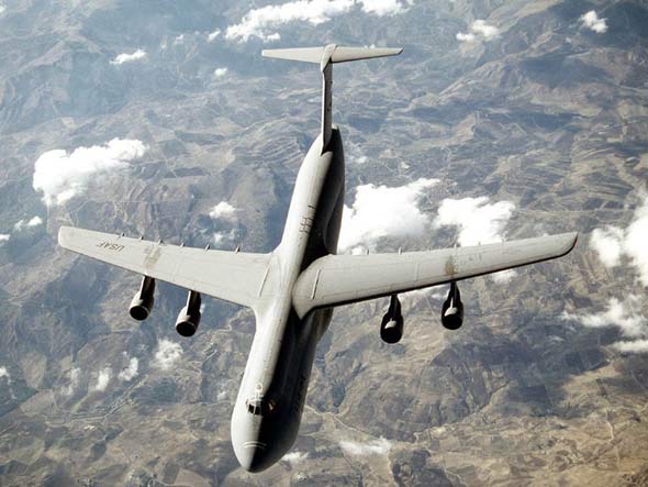 图文：空中俯视C-5“银河”运输机