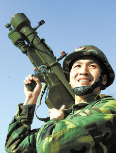 图文：解放军神射手发射导弹准确命中目标