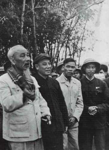 图文：胡志明看望援越的中国铁道兵工程队