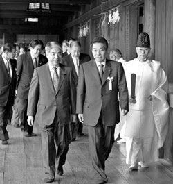 日96议员参拜靖国神社政客抛出“心里分祀论”