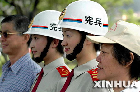 驻港部队“五一”开放军营万余香港市民参观