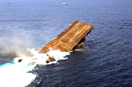 美海军炸沉退役航母造世界最大人工暗礁(图)