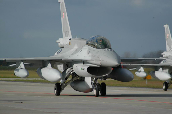 美国向波兰交付第二批4架f-16战斗机(图)