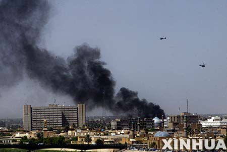 伊拉克首都巴格达,炸弹爆炸现场上空浓烟滚滚