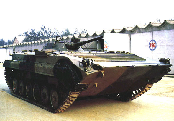 图文:中国陆军列装的86式步兵战车