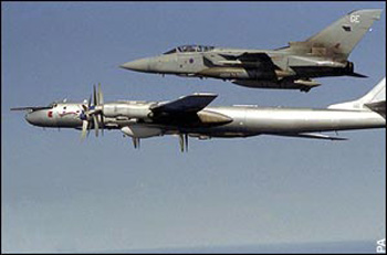 俄军轰炸机试图窥视英军演习遭英狂风战机拦截