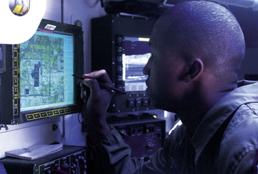解放军研制出战场实时跟踪野战导航定位系统